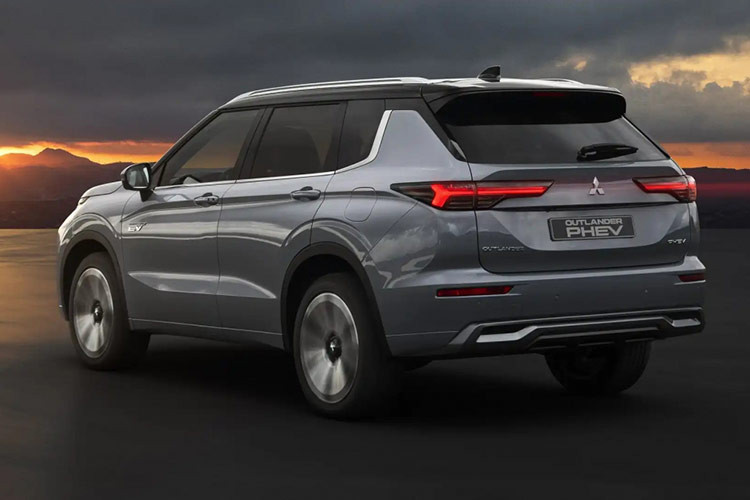 Hệ thống treo và đánh lái trên Mitsubishi Outlander 2025 cũng được nâng cấp, tuy nhiên hiệu quả cụ thể không rõ. Không có thay đổi nào được dự kiến đối với phiên bản chạy xăng, hiện vẫn sử dụng động cơ 2.5L 4 xi-lanh, công suất 135kW/244Nm, kết hợp hộp số tự động vô cấp CVT và hệ dẫn động cầu trước hoặc bốn bánh.