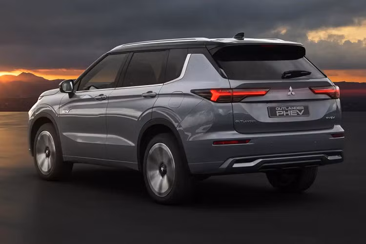 Hệ thống treo và đánh lái trên Mitsubishi Outlander 2025 cũng được nâng cấp, tuy nhiên hiệu quả cụ thể không rõ. Không có thay đổi nào được dự kiến đối với phiên bản chạy xăng, hiện vẫn sử dụng động cơ 2.5L 4 xi-lanh, công suất 135kW/244Nm, kết hợp hộp số tự động vô cấp CVT và hệ dẫn động cầu trước hoặc bốn bánh.