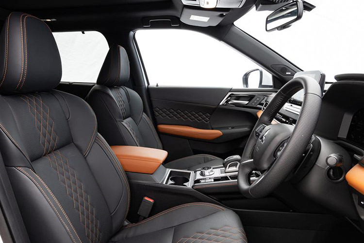 Thay đổi lớn nhất là ở dưới khung xe, khi dung lượng pin của PHEV được tăng từ 20kWh lên 22,7kWh. Mitsubishi châu Âu tuyên bố phạm vi hoạt động hoàn toàn bằng điện là 86 km, chỉ nhỉnh hơn một chút so với mức 84 km của mẫu hiện tại. Tuy nhiên, con số này được đo theo tiêu chuẩn kiểm tra nghiêm ngặt hơn của WLTP so với 84 km đo theo tiêu chuẩn NEDC, vì vậy phạm vi thực tế có thể đạt gần 100 km.