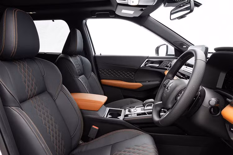 Thay đổi lớn nhất là ở dưới khung xe, khi dung lượng pin của PHEV được tăng từ 20kWh lên 22,7kWh. Mitsubishi châu Âu tuyên bố phạm vi hoạt động hoàn toàn bằng điện là 86 km, chỉ nhỉnh hơn một chút so với mức 84 km của mẫu hiện tại. Tuy nhiên, con số này được đo theo tiêu chuẩn kiểm tra nghiêm ngặt hơn của WLTP so với 84 km đo theo tiêu chuẩn NEDC, vì vậy phạm vi thực tế có thể đạt gần 100 km.