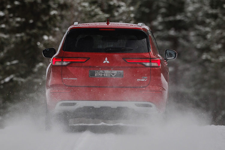 Khởi đầu mẫu xe SUV Mitsubishi Outlander 2025 với ngoại thất, khu vực này được thay đổi rất nhẹ và những ai không quen thuộc với dòng SUV Nhật sẽ khó lòng nhận ra thay đổi tới từ đâu.