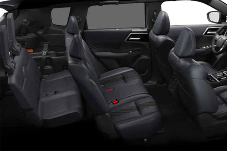 Tại châu Âu, công suất tổng kết hợp là 225kW – cho phép xe tăng tốc từ 0-100 km/h trong 7,9 giây. Mitsubishi Nhật Bản trước đây đã hứa rằng phiên bản PHEV với pin lớn hơn sẽ mang lại hiệu suất nhạy bén hơn, dựa nhiều hơn vào điện năng và ít phụ thuộc vào động cơ xăng.