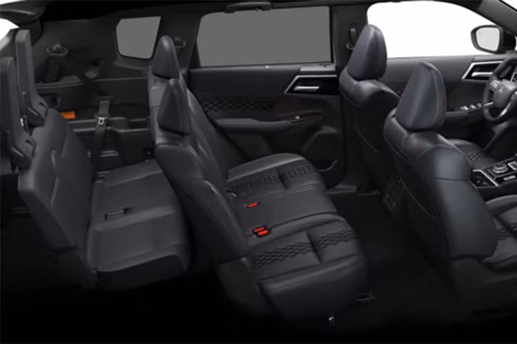 Tại châu Âu, công suất tổng kết hợp là 225kW – cho phép xe tăng tốc từ 0-100 km/h trong 7,9 giây. Mitsubishi Nhật Bản trước đây đã hứa rằng phiên bản PHEV với pin lớn hơn sẽ mang lại hiệu suất nhạy bén hơn, dựa nhiều hơn vào điện năng và ít phụ thuộc vào động cơ xăng.