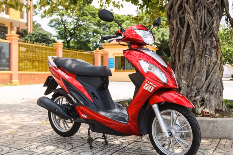 Candy Hi 50 sở hữu kích thước tiêu chuẩn của một mẫu xe ga cỡ nhỏ gồm 1820 x 680 x 1100 mm (dài x rộng x cao), và khoảng cách gầm là 145 mm giúp chiếc xe trở nên linh hoạt trong mọi cung đường trong thành phố. Và điểm ấn tượng nhất của chiếc xe này chính là trọng lượng khá nhẹ ở mức 100 kg giúp cho người sử dụng dễ dàng xoay sở. 