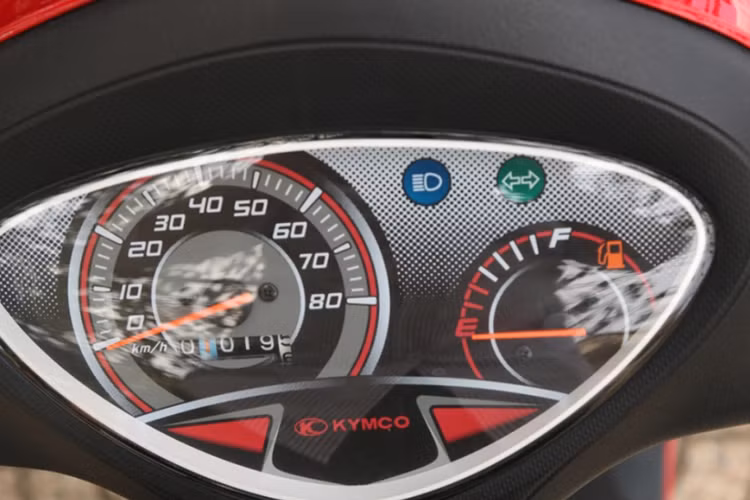 Các nút bấm trên xe được bố trí theo kiểu cổ điển nên khá hợp lý, dễ dàng cho người lần đầu tiên sử dụng. Thiết kế cụm đồng hồ của xe to, đơn giản dễ dàng theo dõi các thông số cơ bản như; tốc độ, đèn báo phun xăng, đèn pha, dầu… sàn để chân cho người lái cho tư thế ngồi hợp lý.