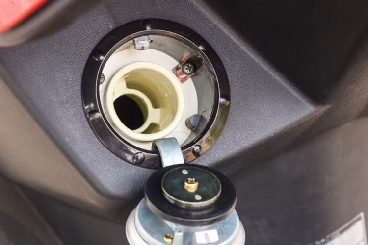 Mặc dù chỉ là mẫu scooter cỡ nhỏ, nhưng Candy Hi 50 lại sử dụng bình xăng lớn với dung tích 6,5 lít và được thiết kế phía đầu xe, người sử dụng có thể vặn mở dễ dàng qua hệ thống qua điện, chức năng này khá thuận tiện và an toàn khi đổ xăng trong những thành phố lớn lớn – bạn có thể vẫn ngồi yên vị trên xe mà không cần phải xuống xe.