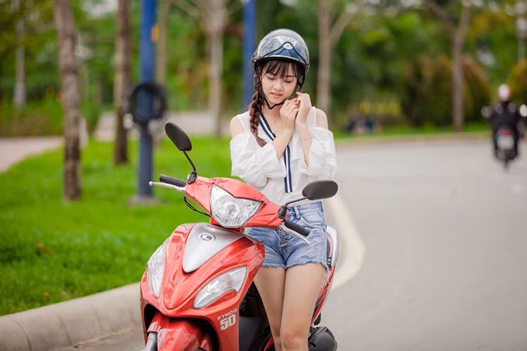 Là sự kết hợp hoàn hảo giữa 2 dòng xe gồm Candy Hi 110 và Candy 50 vốn đã có chỗ đứng trong phân phúc xe tay ga không bằng lái tại thị trường Việt Nam. Mẫu xe tay ga Kymco Candy Hi 50 mới vẫn được trang bị những tính năng không hề kém cạnh đàn anh 110 phân khối.