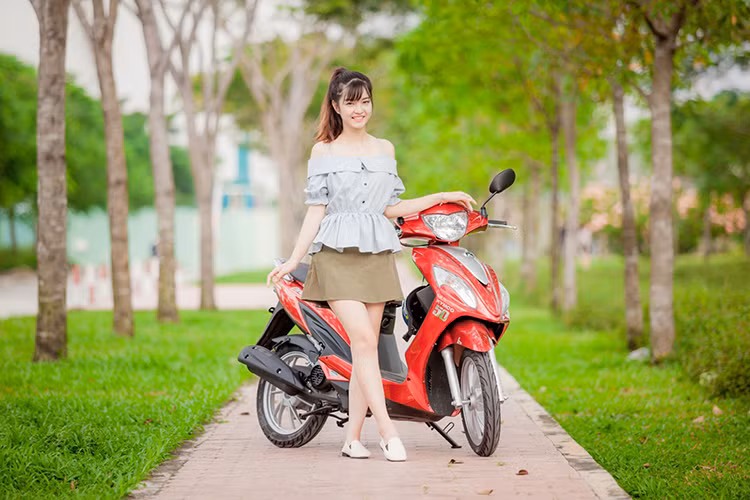 Tại thị trường xe máy Việt, Kymco Candy Hi 50 có giá niêm yêt 23,1 triệu đồng với 3 màu đỏ, xanh, trắng. Đáng chú ý, khi sử dụng mẫu xe này người điều khiển Candy Hi 50 không bắt buộc phải có bằng lái xe (A1).