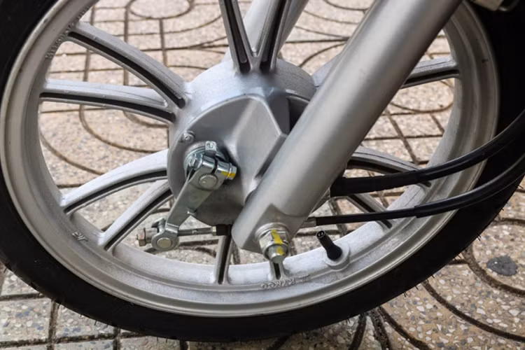 Với kích thước lốp nhỏ, nhưng Candy 50cc vẫn sử dụng bộ lốp không săm. Hệ thống phanh trước và sau kiểu tang trống (Cũng giống như những mẫu xe scooter của Kymco). Vành xe là lọai vành đúc được sơn màu bạc được Kymco thiết kế mang kiểu dáng năng động với đa chấu cách điệu.