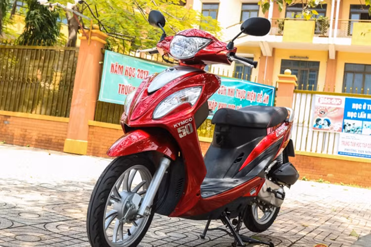 Tuy thuộc phân khúc xe máy tay ga cỡ nhỏ 50 phân khối, nhưng Candy Hi 50 chắc chắn sẽ khiến cho bạn không khỏi ngạc nhiên với khả năng vận hành êm ái ở tốc độ 50-60 km/h và không hề có cảm giác ì ạch khi lên ga. Bên cạnh đó, xe còn cho khả năng tiết kiệm xăng đầy ấn tượng với mức tiêu hao nhiên liệu là 1,5 lít xăng/100km.