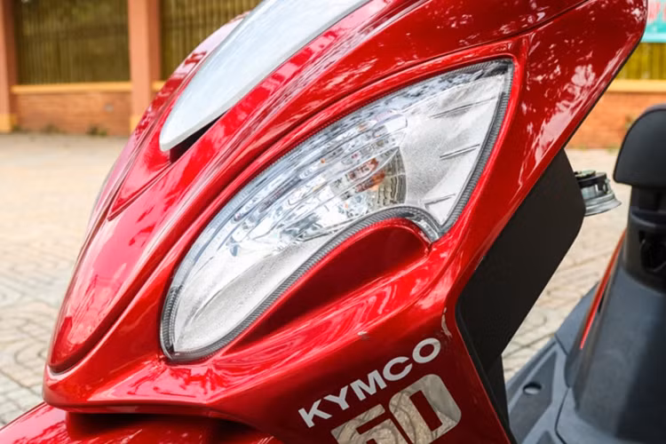 Hệ thống giảm sóc trước của Candy Hi 50 được bao bọc khá cẩn thận, thiết kế đơn giản không cầu kỳ, xe trông thanh thoát hơn và nhẹ, gọn. Là mẫu xe nhỏ thiết kế dành cho học sinh, sinh viên nên yên xe không quá cao, đối với các bạn học sinh có chiều cao trên 1,40m vẫn có thể chống cả hai chân khi dừng hay mua xăng tại các cây xăng chật chội.