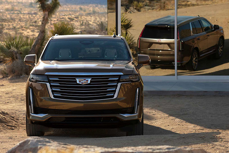 Tất nhiên, cũng cần phải nói thêm là những người đủ điều kiện mua SUV hạng sang cỡ lớn như Cadillac Escalade 2021 sẽ hiếm khi quan tâm đến tiền xăng. Không tiết kiệm nhiên liệu nhưng động cơ xăng V8, dung tích 6,2 lít của Cadillac Escalade 2021 lại khá mạnh mẽ với công suất tối đa 420 mã lực. Kết hợp cùng hộp số tự động 10 cấp, động cơ này hứa hẹn mang đến khả năng kéo lên đến 3,7 tấn.