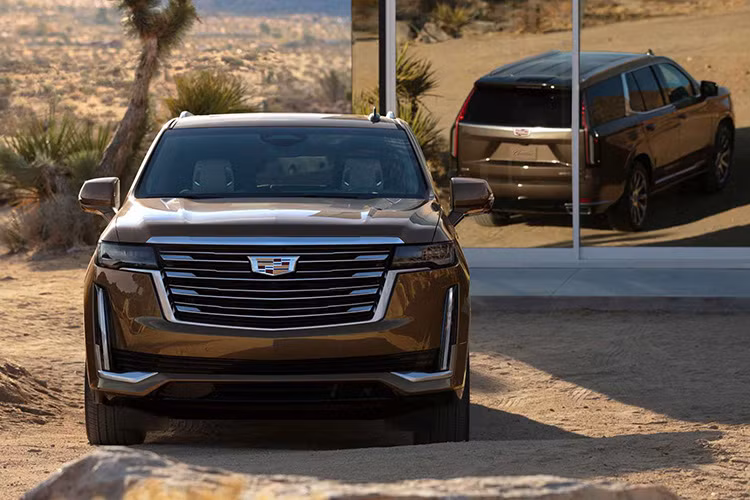 Tất nhiên, cũng cần phải nói thêm là những người đủ điều kiện mua SUV hạng sang cỡ lớn như Cadillac Escalade 2021 sẽ hiếm khi quan tâm đến tiền xăng. Không tiết kiệm nhiên liệu nhưng động cơ xăng V8, dung tích 6,2 lít của Cadillac Escalade 2021 lại khá mạnh mẽ với công suất tối đa 420 mã lực. Kết hợp cùng hộp số tự động 10 cấp, động cơ này hứa hẹn mang đến khả năng kéo lên đến 3,7 tấn.