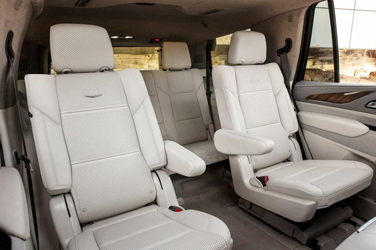 Trên thực tế, Cadillac Escalade 2021 đi kèm camera ở trên đầu xe, đuôi xe và bên sườn, tạo ra hình ảnh toàn cảnh bên ngoài. Ở hàng ghế sau, Cadillac Escalade 2021 lại có thêm 2 màn hình 12,6 inch của hệ thống giải trí mới dành cho hành khách. Màn hình này có thể kết nối với các hệ thống trên xe hoặc cho phép hành khách chơi game, nghe nhạc, xem video qua cổng HDMI và USB.