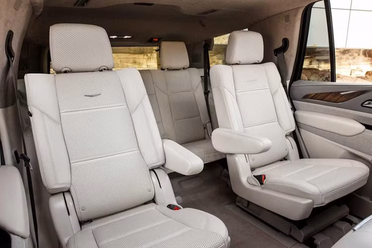 Trên thực tế, Cadillac Escalade 2021 đi kèm camera ở trên đầu xe, đuôi xe và bên sườn, tạo ra hình ảnh toàn cảnh bên ngoài. Ở hàng ghế sau, Cadillac Escalade 2021 lại có thêm 2 màn hình 12,6 inch của hệ thống giải trí mới dành cho hành khách. Màn hình này có thể kết nối với các hệ thống trên xe hoặc cho phép hành khách chơi game, nghe nhạc, xem video qua cổng HDMI và USB.