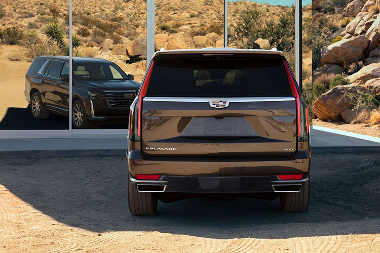 Với những người muốn sở hữu xe tiết kiệm nhiên liệu hơn, hãng Cadillac sẵn sàng phục vụ với Escalade 2021 bản máy dầu. Phiên bản này dùng động cơ diesel V6, tăng áp, dung tích 3.0 lít, sản sinh công suất tối đa 277 mã lực và mô-men xoắn cực đại 624 Nm. Hiện lượng nhiên liệu tiêu thụ của động cơ này chưa được công bố nhưng chắc chắn sẽ thấp hơn máy xăng V8 kể trên.