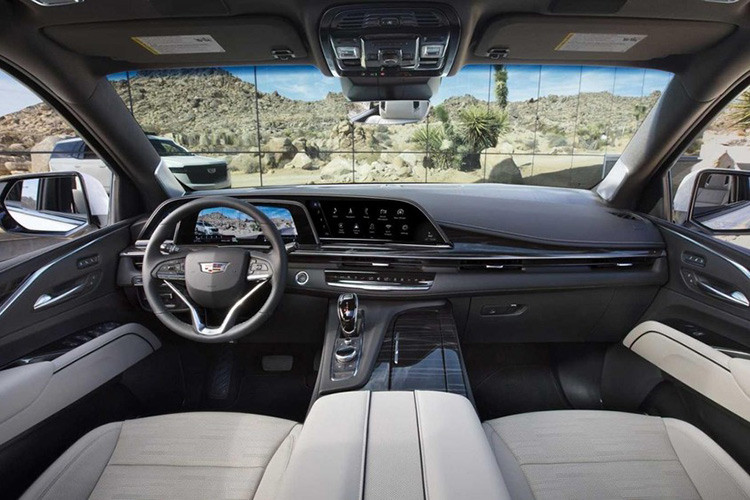Là SUV hạng sang nên Cadillac Escalade 2021 sẽ không khiến người dùng thất vọng khi bước vào bên trong xe. Tại đây, người dùng sẽ tìm thấy vô lăng bọc da và hệ thống màn hình OLED hơn 38 inch với mật độ pixel gấp đôi tivi 4K. Cụ thể, Cadillac Escalade 2021 còn có màn hình cảm ứng 7,2 inch nằm bên trái vô lăng, đóng vai trò như trung tâm hiển thị thông tin. Đằng sau vô lăng là màn hình 14,2 inch để hiển thị chỉ dẫn và những thông tin lái quan trọng khác.