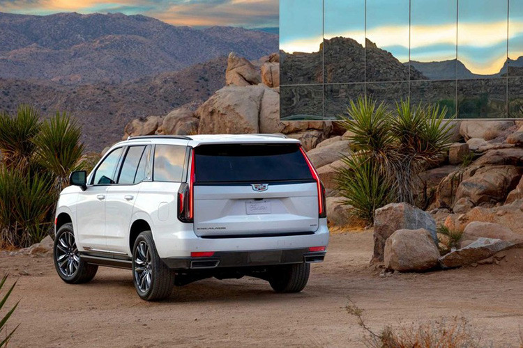 Có thể kể đến một số đối thủ cùng phân khúc của Cadillac Escalade 2021 như BMW X7 tiêu thụ trung bình 13,8 lít/100 km, Lincoln Navigator (12,38 - 13,07/100 km), Mercedes-Benz GLS (13,07 lít/100 km) và Range Rover Sport (12,38 lít/100 km). Cũng may, Cadillac Escalade 2021 còn "ăn uống tiết kiệm" hơn đối thủ Nhật Bản Infiniti QX80 (14,7 - 15,68 lít/100 km).