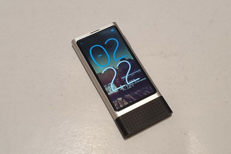 Điểm đặc biệt nhất của smartphone Nokia Ion Mini này, theo đúng tên gọi của nó là kích thước. Đây là một chiếc máy rất nhỏ nhưng lại khá đa dụng. Theo người bán, chiếc máy này được nghiên cứu trong khoảng thời gian từ giữa năm 2013 đến năm 2014.