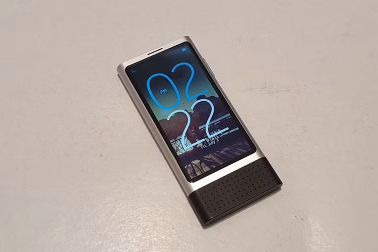 Điểm đặc biệt nhất của smartphone Nokia Ion Mini này, theo đúng tên gọi của nó là kích thước. Đây là một chiếc máy rất nhỏ nhưng lại khá đa dụng. Theo người bán, chiếc máy này được nghiên cứu trong khoảng thời gian từ giữa năm 2013 đến năm 2014.