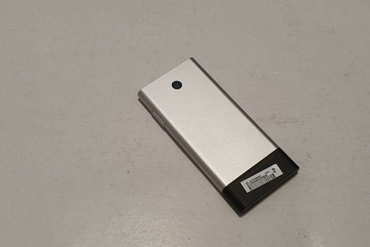 Mặc dù chưa có dịp được cầm tận tay, nhưng qua ảnh chụp, chúng ta cũng có thể thấy Nokia Ion Mini có thiết kế rất đẹp và cứng cáp với vỏ nhôm.