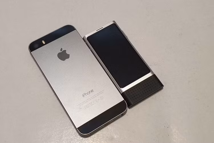 Một chiếc smartphone Nokia chạy Android lạ mới đây đã được mang ra đấu giá trên trang thương mại điện tử eBay. Mang tên gọi Nokia Ion Mini, đây là một dự án đã bị hãng smartphone Phần Lan huỷ bỏ và không có cơ hội đến tay người tiêu dùng.