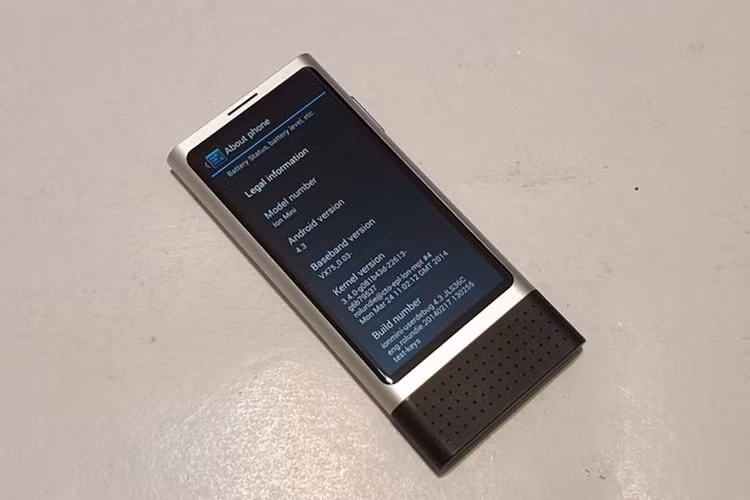 Một điểm đặc biệt khác của Nokia Ion Mini là việc nó chạy Android, cụ thể ở đây là Android 4.3 Jelly Bean. Ở thời điểm chiếc máy này được phát triển (tức là khoảng giữa năm 2013 và 2014), khi đó hãng điện thoại Nokia đã có hợp tác chiến lược với Microsoft.