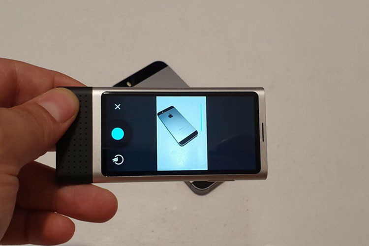 Vì kích thước nhỏ gọn, cấu hình của Nokia Ion Mini khá hạn chế khi chỉ sở hữu chip Snapdragon 400, RAM 1GB và bộ nhớ trong 8GB. Có lẽ, thiết bị này được Nokia hướng tới đối tượng người dùng không có nhu cầu sử dụng smartphone quá nhiều mà chỉ cần một thiết bị nhỏ gọn để nghe gọi, nhận tin nhắn và thực hiện một vài tác vụ Internet cơ bản.