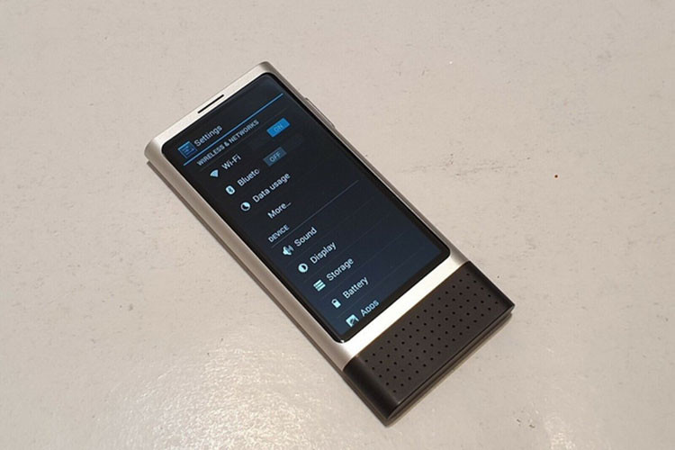 Khi đặt cạnh một chiếc smartphone được coi là nhỏ nhất trên thị trường hiện nay là iPhone 5s, Nokia Ion Mini thậm chí còn nhỏ hơn rất nhiều. Được biết, Nokia Ion Mini sở hữu màn hình kích thước 3 inch, độ phân giải 480x800.