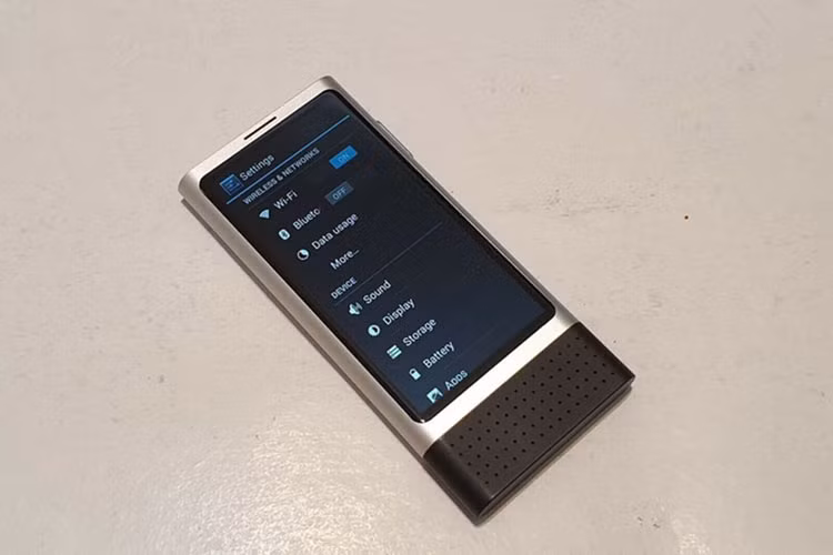 Khi đặt cạnh một chiếc smartphone được coi là nhỏ nhất trên thị trường hiện nay là iPhone 5s, Nokia Ion Mini thậm chí còn nhỏ hơn rất nhiều. Được biết, Nokia Ion Mini sở hữu màn hình kích thước 3 inch, độ phân giải 480x800.