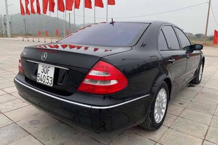 Kích thước chiều dài lớn là yếu tố quan trọng giúp chiếc xe cũ vẫn giữ được vẻ sang trọng vốn có. Trừ cụm đèn phía trước, công nghệ chiếu sáng trên Mercedes-Benz E240 đời 2003 này hầu hết là đèn halogen.