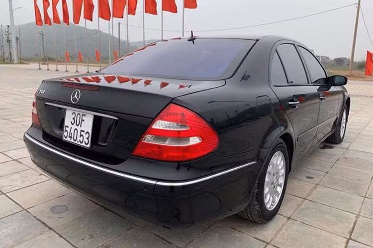 Kích thước chiều dài lớn là yếu tố quan trọng giúp chiếc xe cũ vẫn giữ được vẻ sang trọng vốn có. Trừ cụm đèn phía trước, công nghệ chiếu sáng trên Mercedes-Benz E240 đời 2003 này hầu hết là đèn halogen.