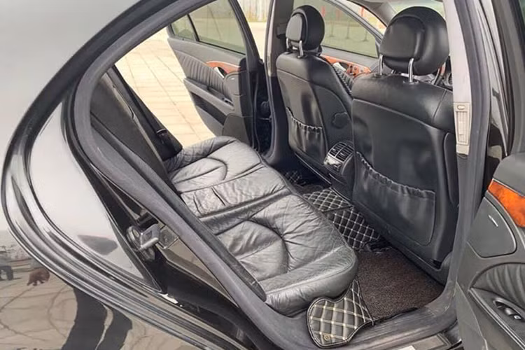 Về trang bị an toàn, Mercedes-Benz E240 được trang bị phanh ABS, hỗ trợ lực phanh BA, ổn định thân xe điện tử ESP và hệ thống 6 túi khí tiêu chuẩn trong khoang lái. Dưới nắp khoang máy của xe là khối động cơ V6 2.6L, kết hợp với hộp số tự động 5 cấp, cho đầu ra công suất tối đa 177 mã lực và mô-men xoắn cực đại 5.700 vòng/phút.