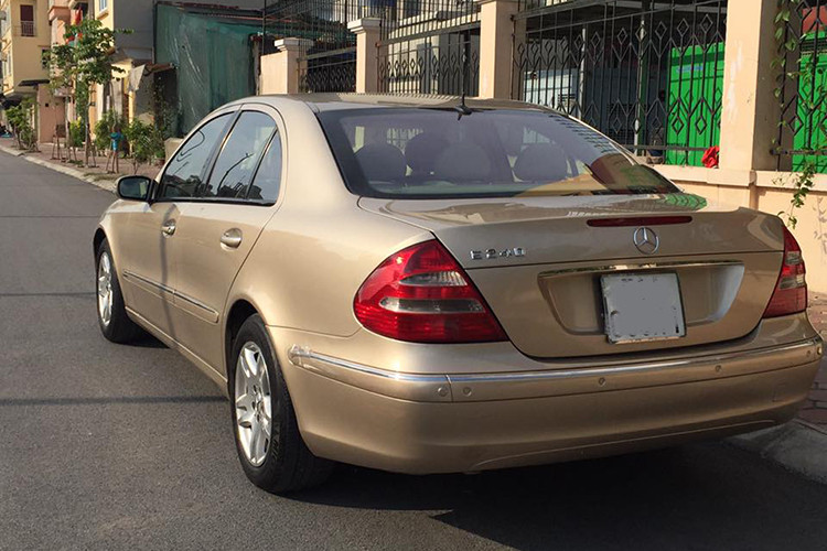 Vào những năm 2003 đến 2005, từng có thời điểm giá xe sang Mercedes-Benz E240 lên tới hơn 1,8 tỷ đồng do chính sách tăng giá cũng như việc chịu ảnh hưởng từ thay đổi của tỷ giá USD. Tuy nhiên, ở thời điểm hiện tại, những chiếc Mercedes-Benz E240 xuất hiện tên thị trường đều sơ hữu mức giá từ 250 triệu đồng tới 350 triệu đồng tuỳ vào chất lượng xe.