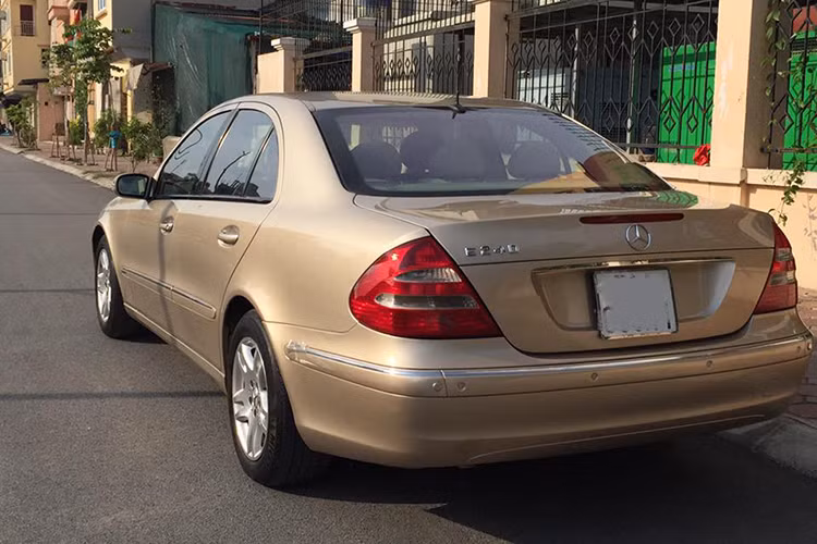 Vào những năm 2003 đến 2005, từng có thời điểm giá xe sang Mercedes-Benz E240 lên tới hơn 1,8 tỷ đồng do chính sách tăng giá cũng như việc chịu ảnh hưởng từ thay đổi của tỷ giá USD. Tuy nhiên, ở thời điểm hiện tại, những chiếc Mercedes-Benz E240 xuất hiện tên thị trường đều sơ hữu mức giá từ 250 triệu đồng tới 350 triệu đồng tuỳ vào chất lượng xe.