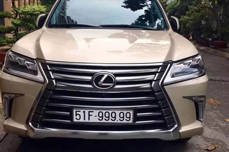 Trên đường phố Sài Gòn, người mê xe cũng có thể bắt gặp rất nhiều những chiếc LX570 đeo biển số "siêu đẹp" như thế này.