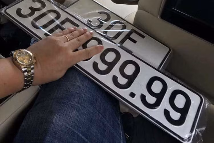 Theo quan niệm của đa số người Việt, biển số được coi là đẹp khi có các chữ số giống nhau (tứ quý, ngũ quý), số gánh (có hai cặp số giống nhau đối xứng trên biển), tịnh tiến hoặc có cách đọc Hán Việt độc đáo.