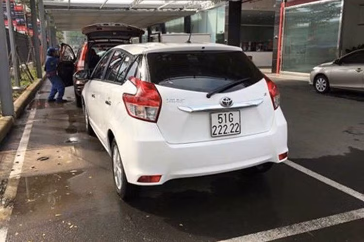 Không cần là siêu xe hay siêu sang, chiếc xe Toyota Yaris lăn bánh trên đường phố Sài Gòn này cũng sở hữu biển số ngũ quý 2 cực kỳ độc đáo.