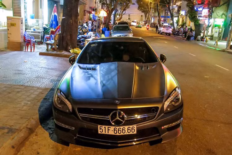 Chiếc xe thể thao Mercedes SL350 đời 2014 được độ thân vỏ độc đáo cùng nước sơn đen nhám. Điểm đáng chú ý nhất là biển số ngũ quý 6. 