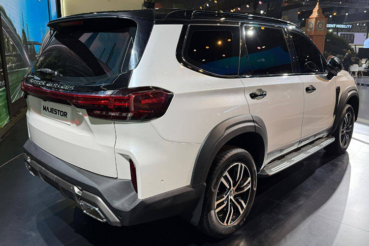 Phía sau xe có dải đèn hậu LED trải dài toàn bộ phần đuôi. MG Majestor còn có ống xả kép phía dưới nằm cùng bộ khuếch tán gió sau kiêm khung bảo vệ làm điểm nhấn.