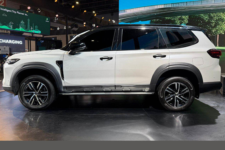 Tham khảo từ Maxus D90, mẫu xe SUV MG Majestor 2025 mới có thể có kích thước dài x rộng x cao lần lượt là 5.005 x 1.932 x 1.875 mm và chiều dài cơ sở 2.950 mm.