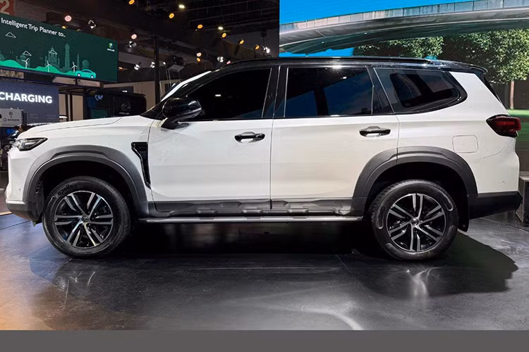 Tham khảo từ Maxus D90, mẫu xe SUV MG Majestor 2025 mới có thể có kích thước dài x rộng x cao lần lượt là 5.005 x 1.932 x 1.875 mm và chiều dài cơ sở 2.950 mm.