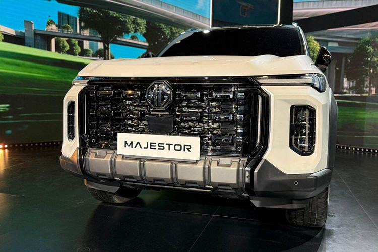 Nhìn chung MG Majestor sở hữu vẻ ngoài vuông vắn và hầm hố. Đầu xe gây ấn tượng với lưới tản nhiệt siêu lớn cùng cụm đèn pha đặt dọc.