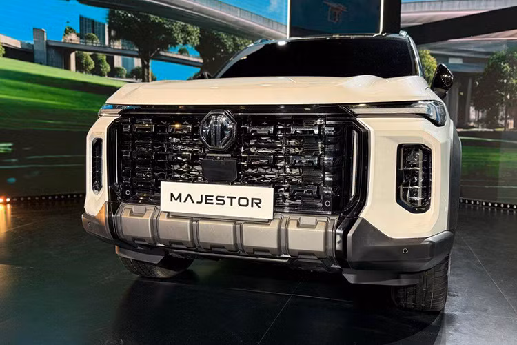 Nhìn chung MG Majestor sở hữu vẻ ngoài vuông vắn và hầm hố. Đầu xe gây ấn tượng với lưới tản nhiệt siêu lớn cùng cụm đèn pha đặt dọc.