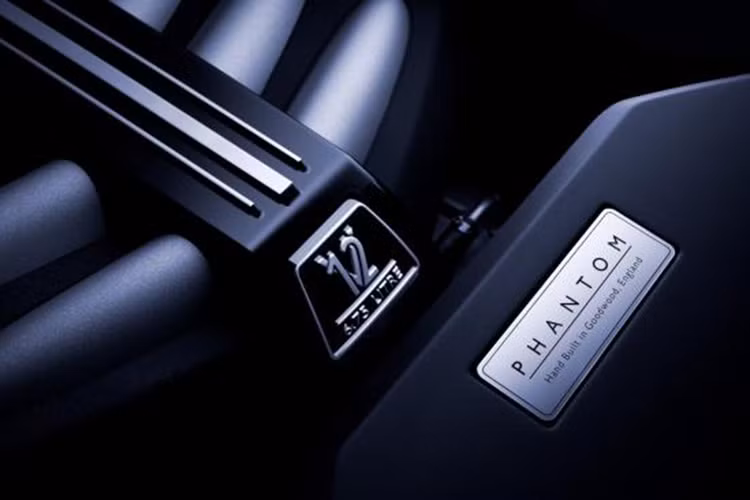 Phantom thế hệ mới được hãng Rolls-Royce trang bị động cơ V12 6.75L tăng áp kép hoàn toàn mới, cho công suất cực đại 563 mã lực và mô-men xoắn 663 lb-ft (900 Nm), kết hợp với hộp số tự động 8 cấp có sử dụng công nghệ có vệ tinh hỗ trợ nhằm đảm bảo thời điểm sang số chuẩn.