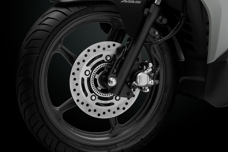 Điểm đáng chú ý, phiên bản giới hạn Air Blade 150cc/125cc được tích hợp khoá thông minh Smart Key và hệ thống chống bó cứng phanh ABS cho bánh trước đầy đủ...