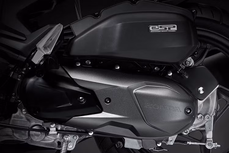 Phiên bản giới hạn Air Blade 150cc/125cc tiếp tục duy trì sử dụng động cơ eSP với lọc gió và ống xả xe được thiết kế nhằm mang đến cảm giác máy phấn khích lẫn công suất mạnh mẽ vượt trội (9,6kW/8.500 vòng/phút đối với phiên bản 150cc và 8,4kW/8.500 vòng/phút đối với phiên bản 125cc) nhưng vẫn tiết kiệm nhiên liệu tối ưu, nhờ đó khách hàng có thể tăng tốc xe nhanh hơn và tiết kiệm chi phí nhiên liệu.