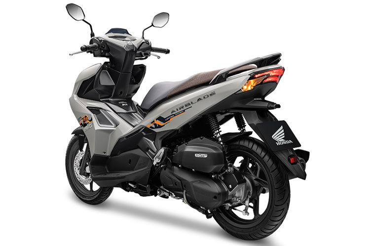 Honda Air Blade 150cc/125cc 2021 bản đặc biệt là hiện thân của sự đột phá, hiện đại với diện mạo được trau chuốt tỉ mỉ đến từng chi tiết. Sự độc đáo đến từ thiết kế gợi liên tưởng đến hình ảnh chữ “X” phản chiếu sự cứng cáp trong bề mặt hiện đại xen lẫn là những đường nét được xử lý gọn gàng, dứt khoát.
