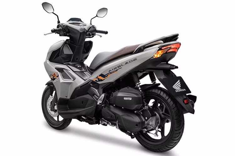 Honda Air Blade 150cc/125cc 2021 bản đặc biệt là hiện thân của sự đột phá, hiện đại với diện mạo được trau chuốt tỉ mỉ đến từng chi tiết. Sự độc đáo đến từ thiết kế gợi liên tưởng đến hình ảnh chữ “X” phản chiếu sự cứng cáp trong bề mặt hiện đại xen lẫn là những đường nét được xử lý gọn gàng, dứt khoát.