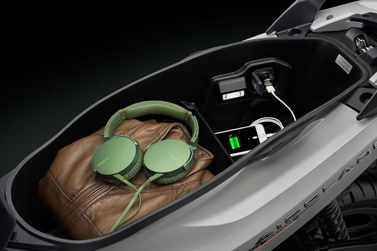 Xe sở hữu cốp lớn, cổng sạc tiện lợi trên phiên bản động cơ 150cc được trang bị trong hộc đựng đồ, cung cấp điện với công suất lên tới 12W khi động cơ đang chạy.